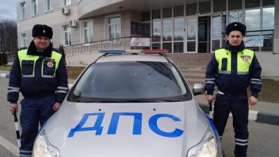 Подмосковные автоинспекторы оказали первую помощь водителю-дальнобойщику из Владимирской области