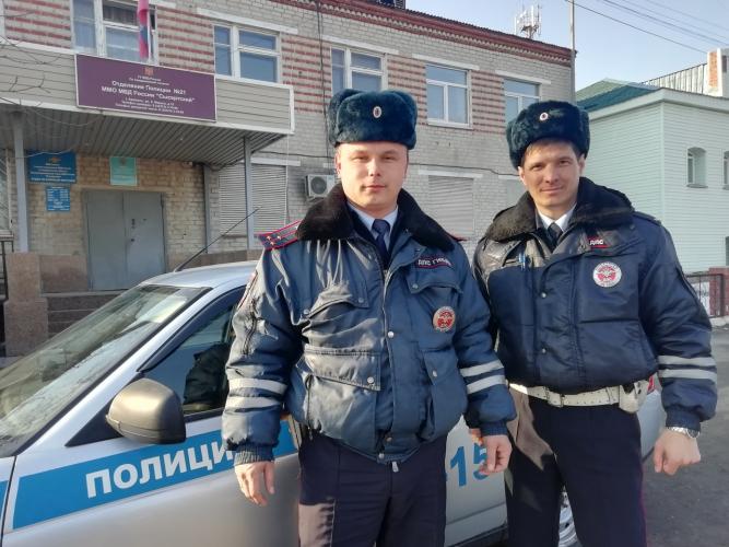 Свердловские автоинспекторы помогли водителю из Челябинска, у которого заблокировались двери автомобиля