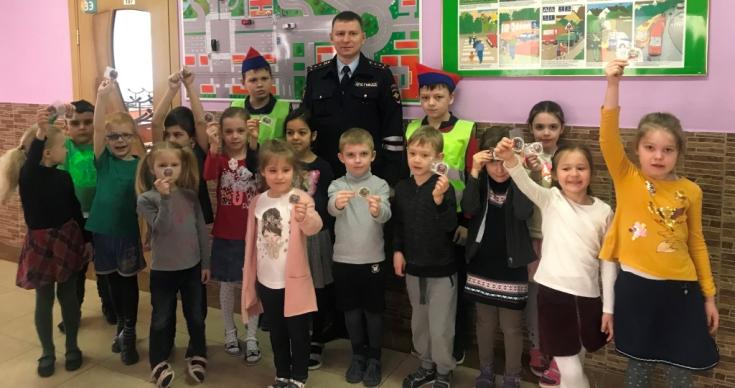 Сотрудники ГИБДД совместно с отрядом ЮИД провели мероприятие «Дорожная азбука» в детском саду