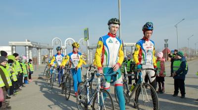 Юные чемпионы по велоспорту на площади тюменского парка организовали флешмоб «По переходу – пешком!»