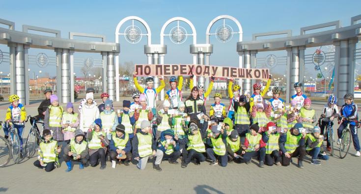 Юные чемпионы по велоспорту на площади тюменского парка организовали флешмоб «По переходу – пешком!»