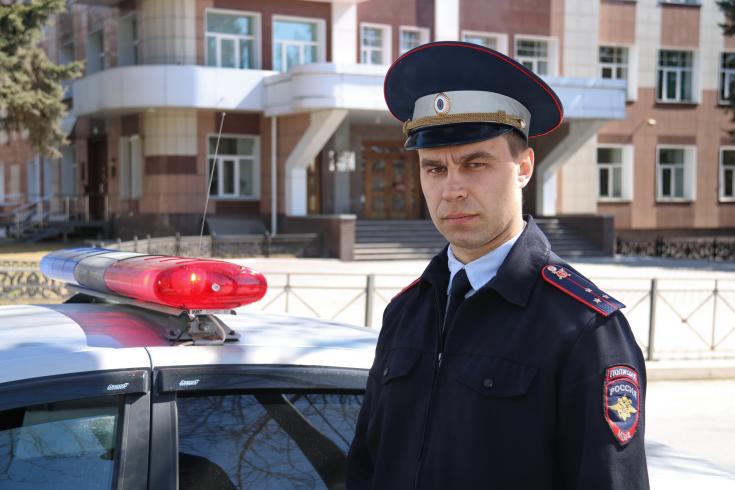 В Новосибирске сотрудник ГИБДД помог оперативно доставить беременную женщину в роддом