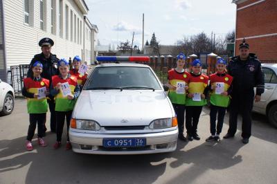 В Воронежской области в рамках социальной кампании «Без вас не получится» ЮИДовцы напомнили водителям о безопасности ребенка в автомобиле
