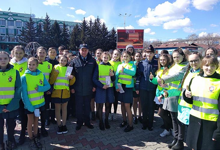 В Приамурье представители отрядов ЮИД привлекли внимание общественности к соблюдению ПДД при помощи танцевального флешмоба