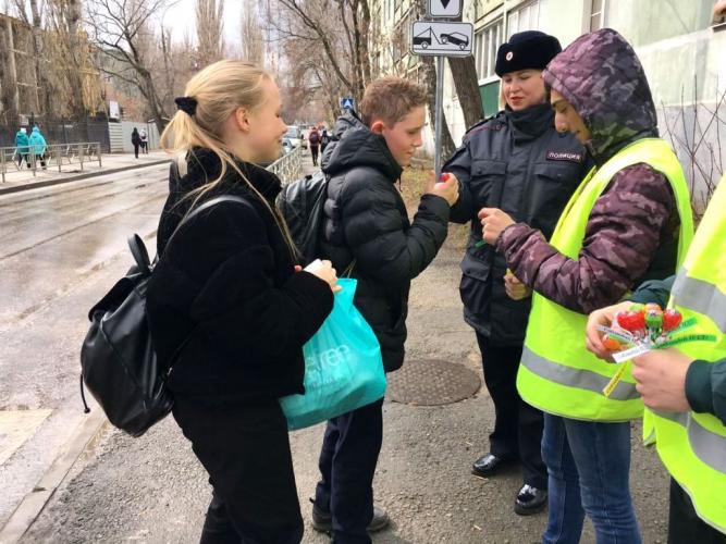 Порядка ста липецких школьников получили конфеты с надписями «Соблюдай ПДД»