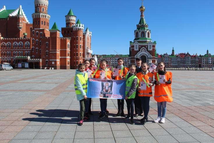 В Йошкар-Оле участники детского танцевального коллектива провели флешмоб по привлечению внимания взрослых к проблеме детской дорожной безопасности
