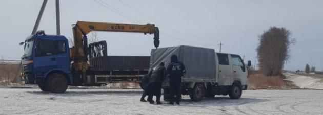 Сотрудники Госавтоинспекции Амурской области во время снегопада оказали помощь водителю сломавшегося автомобиля