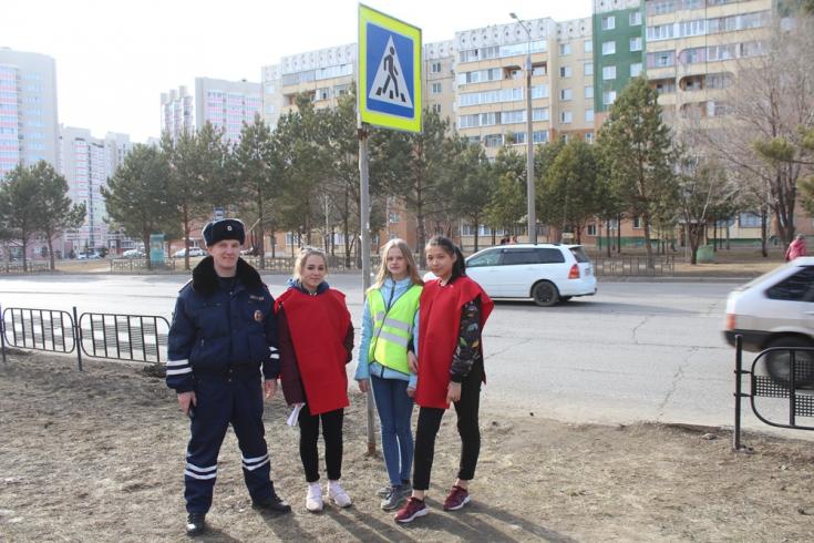 В Сосновоборске инспекторы ДПС и волонтеры учили пешеходов носить световозвращающие жилеты