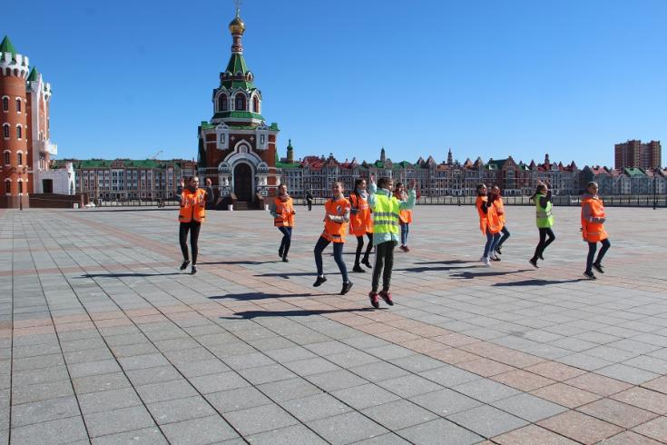 В Йошкар-Оле участники детского танцевального коллектива провели флешмоб по привлечению внимания взрослых к проблеме детской дорожной безопасности