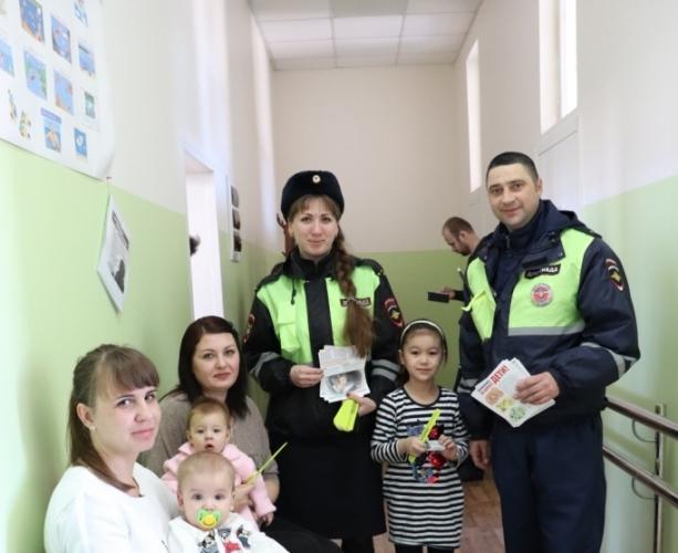 В детской поликлинике г. Котельниково прошла профилактическая акция ГИБДД "Заботливая мама"