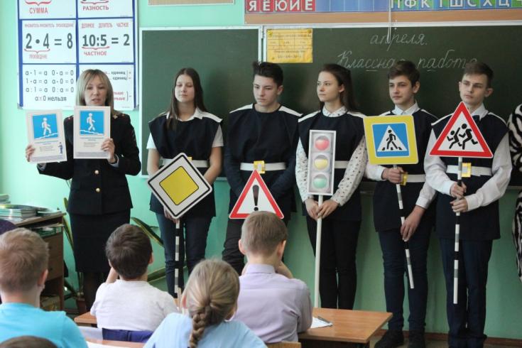 Сотрудники подмосковной Госавтоинспекции и юные инспекторы движения провели занятия со школьниками
