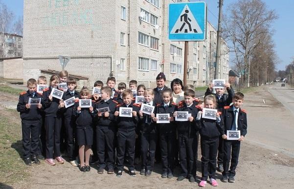 В Людиновском районе ЮИДовцы и автоинспекторы обратили внимание участников дорожного движение на безопасность пешеходов