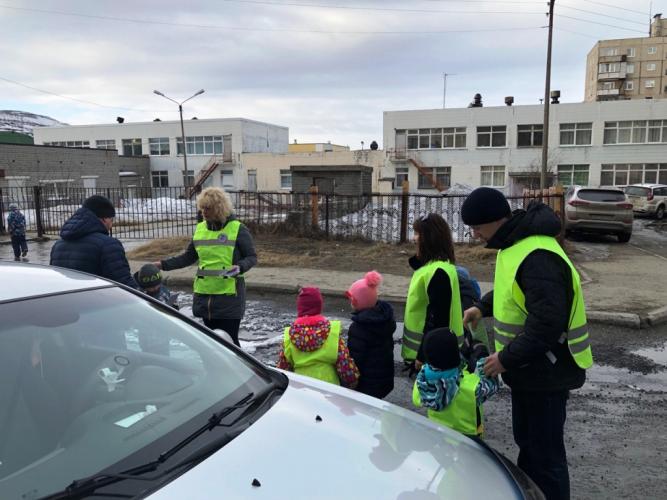 В Печенгском районе «Родительский патруль» вместе с полицейскими принял участие в акции «Пешеход»