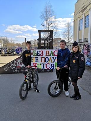 Госавтоинспекция Смоленска провела акцию «Лето близко - на велосипед с ПДД смело»