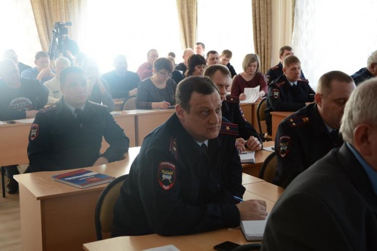 Госавтоинспекторы по всему краю помогают общественникам делать дороги безопаснее