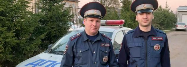 Новгородские автоинспекторы спасли людей из горящего дома