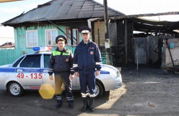 В Североуральске инспекторы ДПС спасли людей из горящего дома
