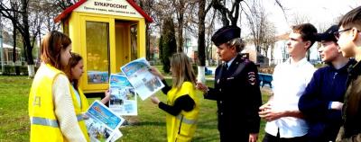 В Белгородской области юные инспекторы движения оформили букроссинги по дорожной безопасности