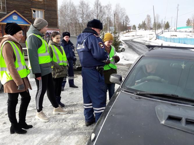 На севере Красноярского края полицейский класс заступил на дежурство с экипажем ГИБДД