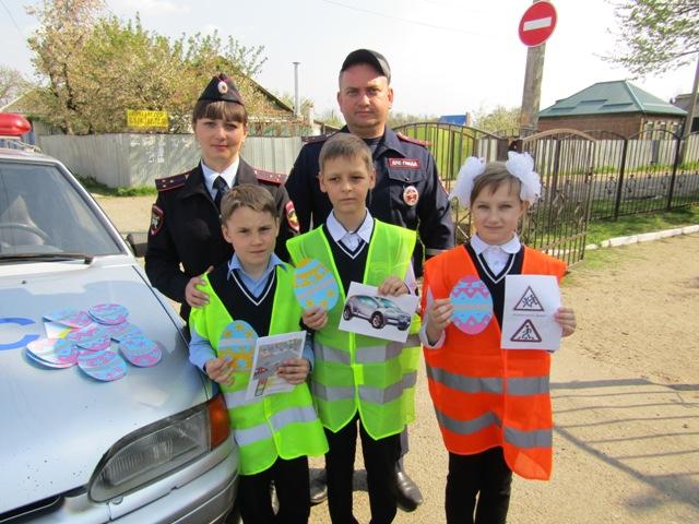 Школьники Кубани вручили водителям пасхальные открытки с дорожными напутствиями