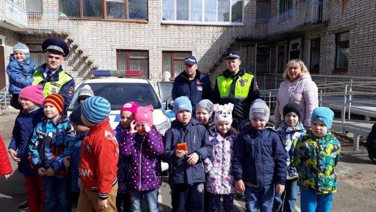 Сотрудники ГИБДД провели занятия по Правилам дорожного движения воспитанникам детского сада № 43 «Золотой петушок» г. Сарапула