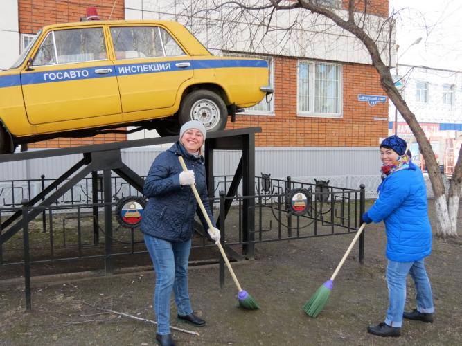 Сотрудники томской Госавтоинспекции приняли участие в городском субботнике