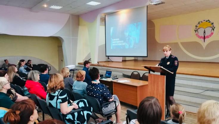 Сотрудники курской Госавтоинспекции продолжают работу среди населения в рамках социальной кампании «Без вас не получится!»