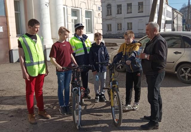 Костромские автоинспекторы напоминают водителям велотранспорта о правилах дорожной безопасности