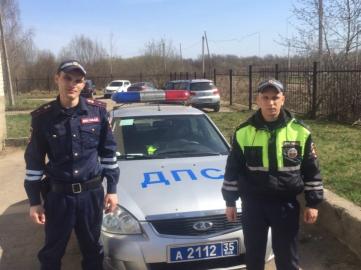 В Вологодской области сотрудники ГИБДД сопроводили в больницу женщину, нуждавшуюся в экстренной помощи