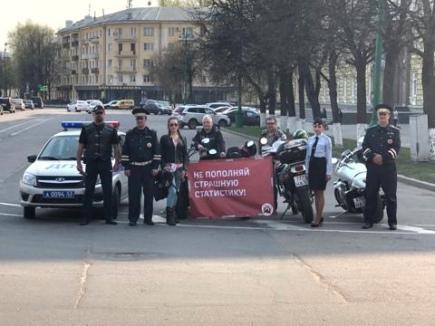 В Новгородской области дорожные инспекторы призвали автомобилистов и мотоциклистов к взаимоуважению