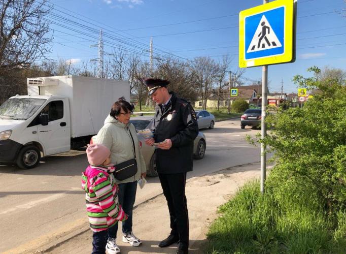 В Симферополе мнспекторы ГИБДД совместно с участковыми уполномоченными и сотрудниками по делам несовершеннолетних провели рейды «Ребенок-пешеход!»