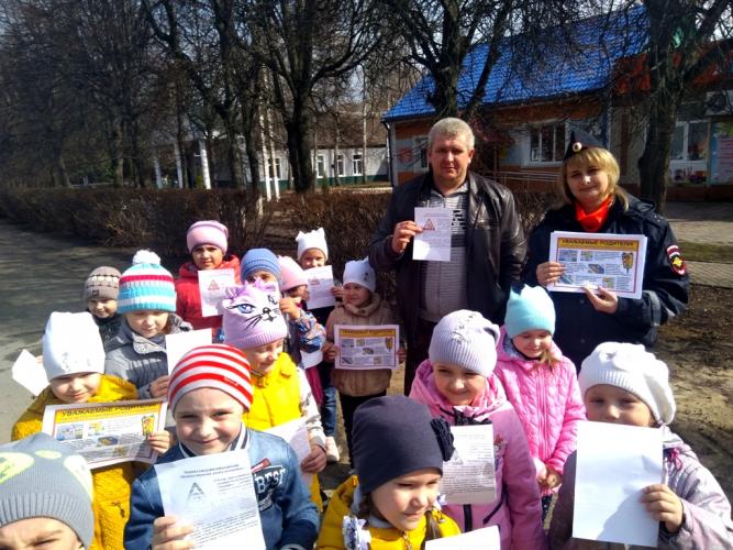 Воспитанники липецкого сельского дошкольного учреждения призывают родителей использовать детские автокресла