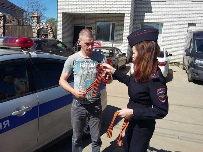 В Кызыле сотрудники Госавтоинспекции поддержали акцию «Георгиевская ленточка»