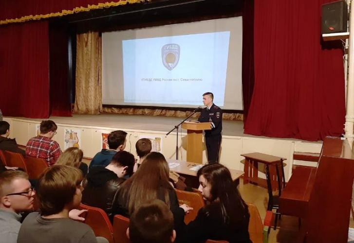 В Севастополе сотрудники Госавтоинспекции организовали для 200 студентов колледжей видеолекторий по безопасному управлению мопедами и скутерами