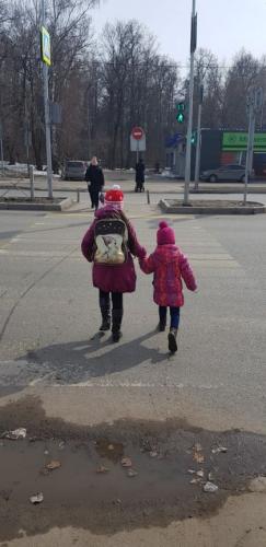 Перевожу сестренку через дорогу.