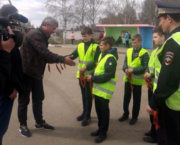 В Уренском районе полицейские и ЮИДовцы провели акцию «Георгиевская ленточка»