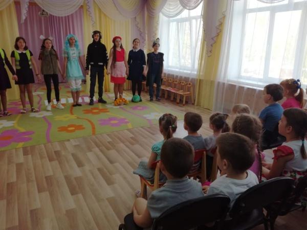 Сотрудники ГИБДД Рязанской области и юные помощники Госавтоинспекции организовали для детсадовцев профилактическое сказочное представление