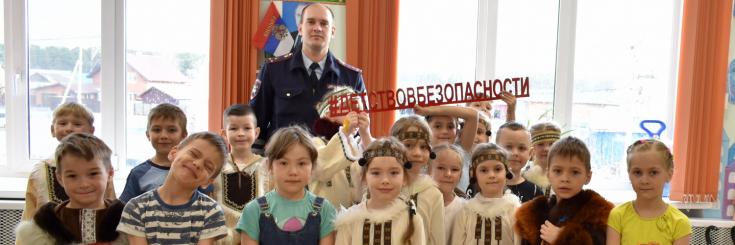 Сотрудники Томской Госавтоинспекции вместе с детьми изготовили световозвращатели