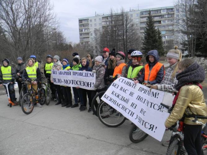 Сотрудники Госавтоинспекции НСО призывают водителей мопедов и велосипедов к дисциплине на дорогах