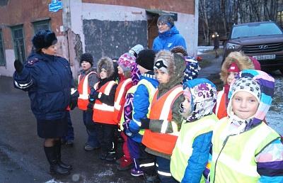 В МУРМАНСКЕ ЖИВАЯ «ЗЕБРА» ПОМОГАЕТ ДЕТЯМ И ИЗУЧАТЬ ПРАВИЛА ДОРОЖНОГО ДВИЖЕНИЯ И ПЕРЕХОДИТЬ ДОРОГУ.