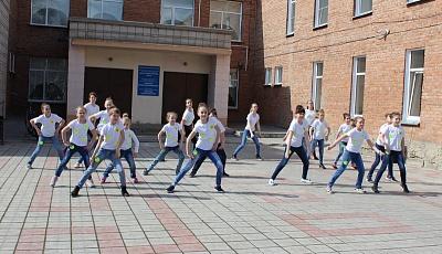 В НОВОСИБИРСКОЙ ОБЛАСТИ СОТРУДНИКИ ГОСАВТОИНСПЕКЦИИ ОРГАНИЗОВАЛИ ФЛЕШМОБ «СДЕЛАЙ РЕБЁНКА ЗАМЕТНЕЙ НА ДОРОГЕ»