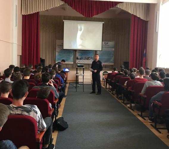 Полицейские напомнили калужским студентам об основных правилах безопасности на дорогах