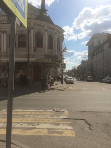 По пешеходному переходу