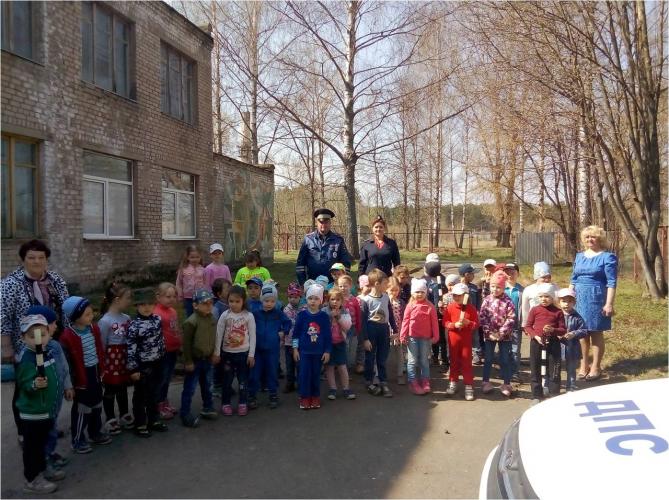 Конаковские автоинспекторы провели пешеходную экскурсию для воспитанников детского сада