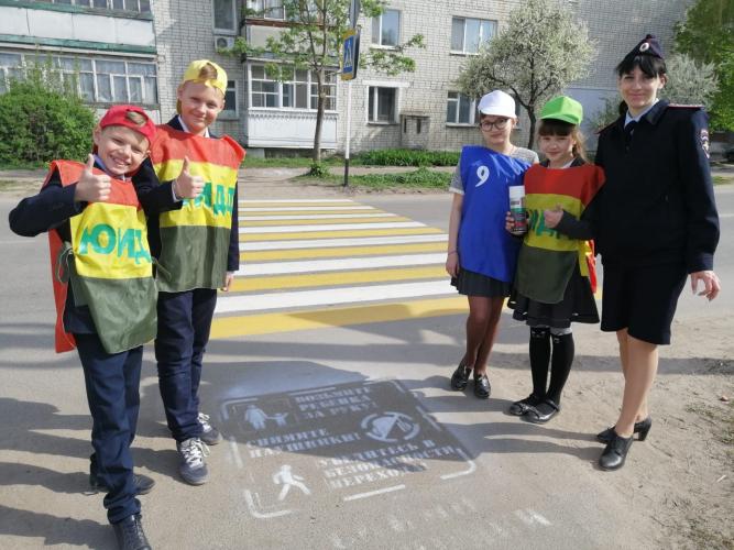 О необходимости безопасного поведения на дорогах брянских школьников предупреждают надписи, нанесенные на тротуарах