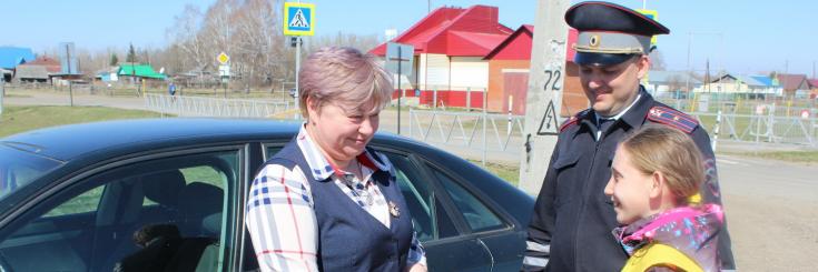 В Томской области сотрудники Госавтоинспекция совместно с ЮИДовцами организовали раздачу георгиевских лент