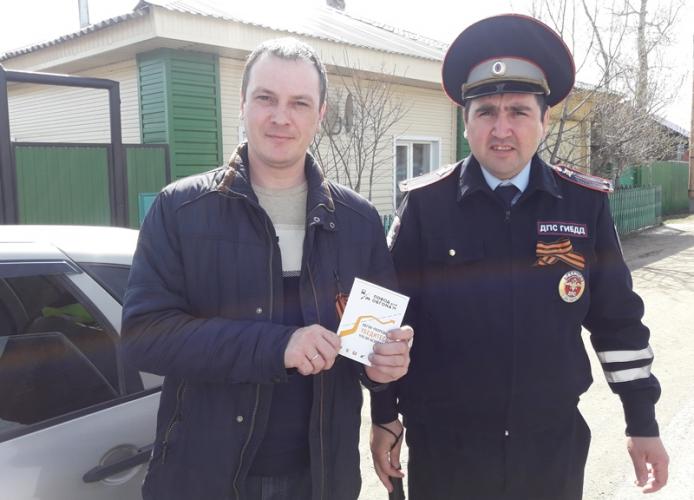 В Красноярском крае госавтоинспекторы вручают участникам дорожного движения «Георгиевские ленточки»