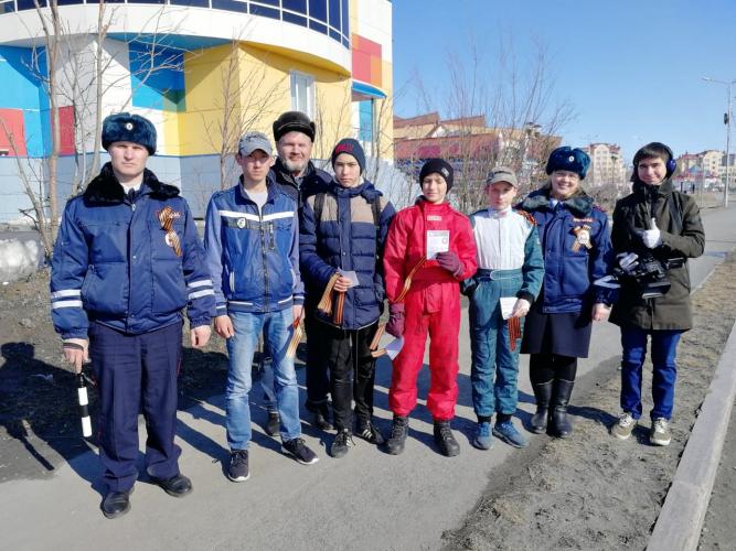 Автоинспекторы Салехарда совместно с юными картингистами приняли участие в акции «Георгиевская ленточка»