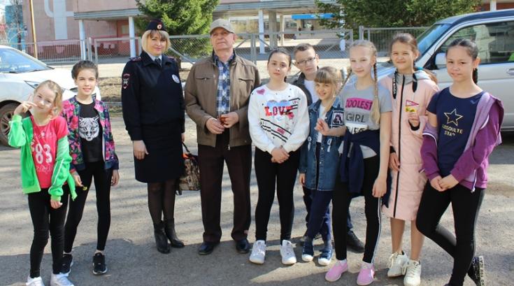 Сотрудники Госавтоинспекции совместно с волонтерами поздравили жителей города Шарыпово с Днем Великой победы!