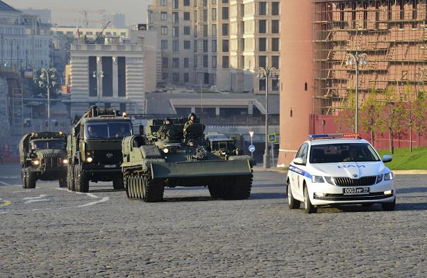Автоинспекторы 100-го ВАИ совместно с подразделениями ГИБДД обеспечили передвижение парадного расчета механизированной техники в Москве